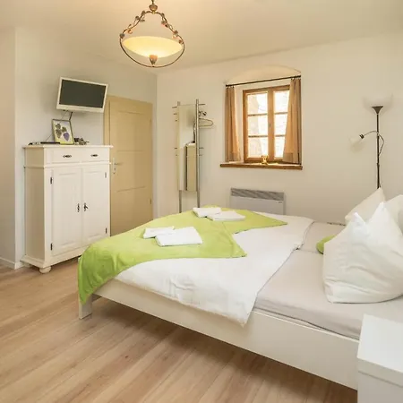 Jaegerhaus Auf Schloss Neuenburg Apartment