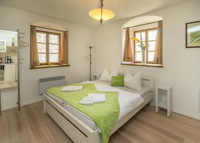 Jaegerhaus Auf Schloss Neuenburg * Freyburg